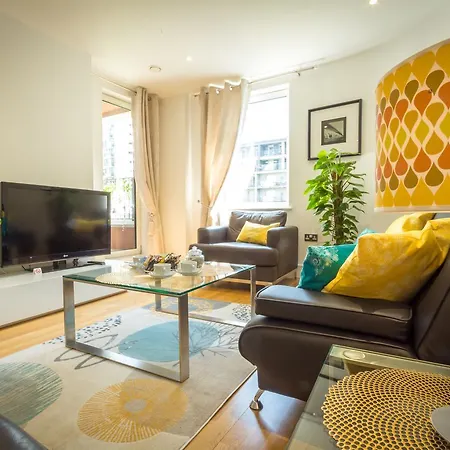 Dockside Walk - Canary Wharf Apartment