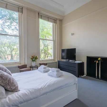 Lovely Chelsea Near The Thames By Underthedoormat * London