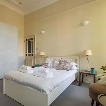 Lovely Chelsea Near The Thames By Underthedoormat Apartment