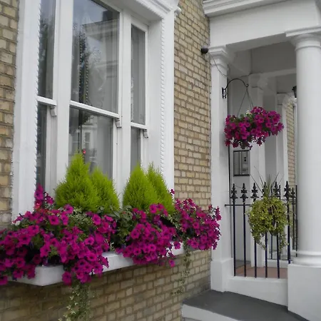 Earls Court 2* ロンドン