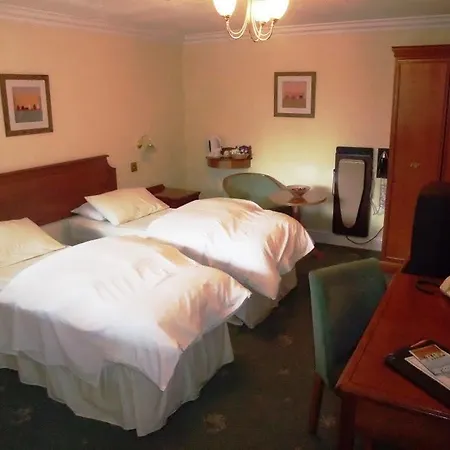 Harefield Manor Hotel 3*