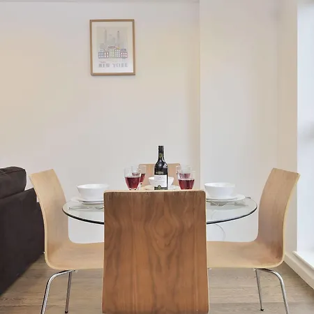 Beautiful 4-bedroom Flat In Bridge/borough!