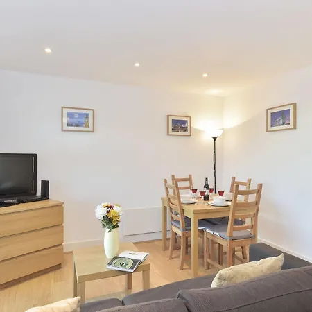 Apartment Beautiful 4-bedroom Flat In Bridge/borough! London