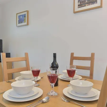 Beautiful 4-bedroom Flat In Bridge/borough!