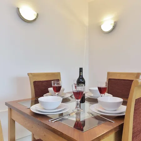 Apartment Beautiful 4-bedroom Flat In Bridge/borough!