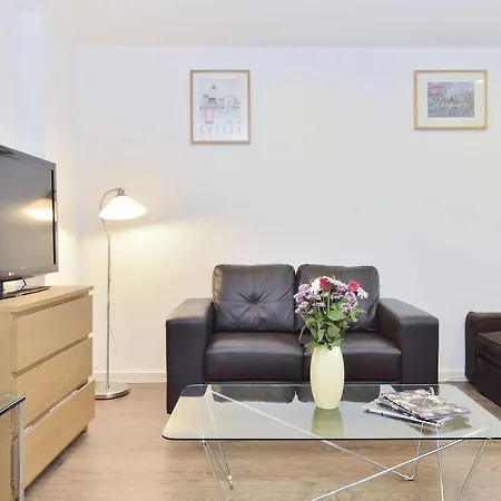 Apartment Beautiful 4-bedroom Flat In Bridge/borough! London