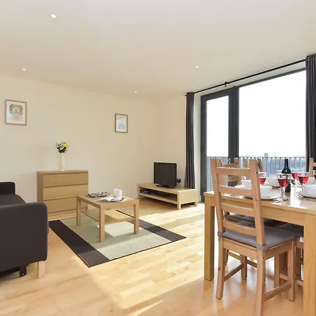 Beautiful 4-bedroom Flat In Bridge/borough!