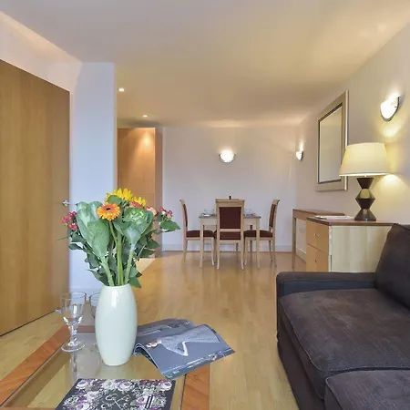 Apartment Beautiful 4-bedroom Flat In Bridge/borough! *
