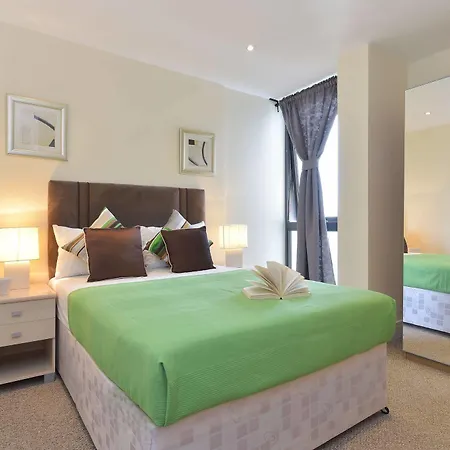 Beautiful 4-bedroom Flat In Bridge/borough! Apartment