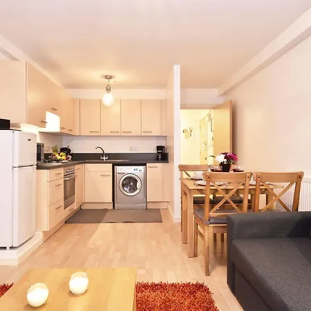 Apartment Beautiful 4-bedroom Flat In Bridge/borough! London