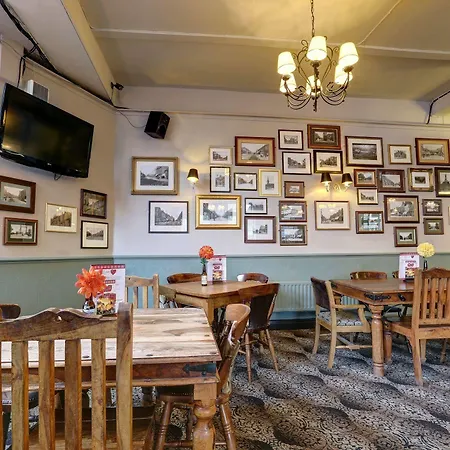 Publove @ The Crown, Battersea Hostel *
