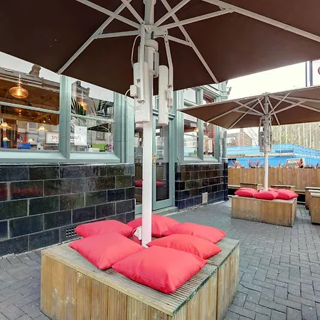 Publove @ The Crown, Battersea Hostel London