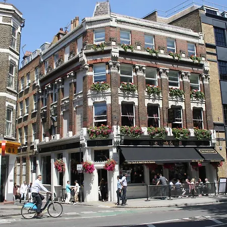The Clerk & Well Pub And Hotel