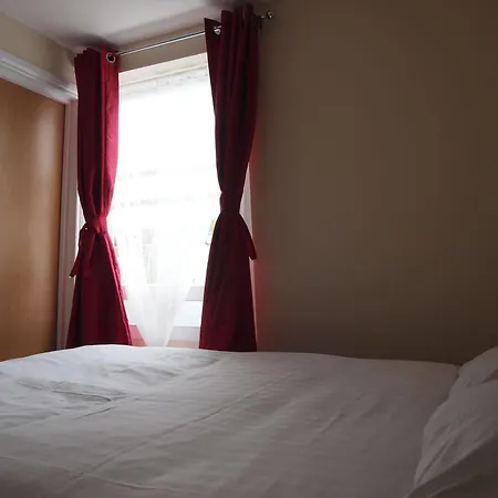Earls Court Garden 2*