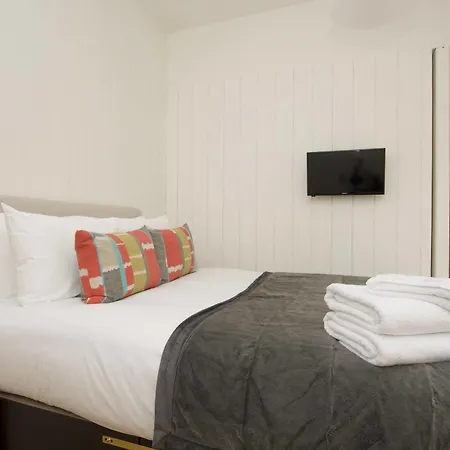Apartment Cove Arne Street London
