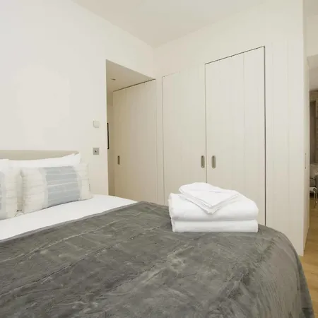 Apartment Cove Arne Street London