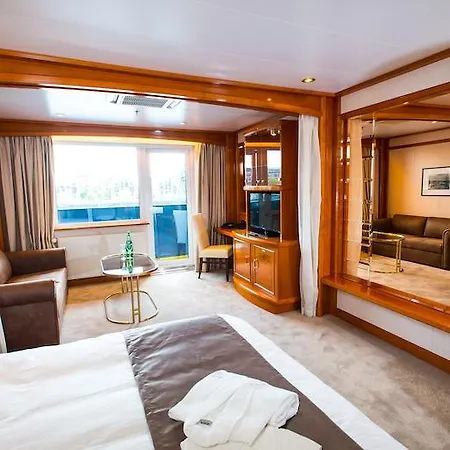 Sunborn Yacht Отель 4*