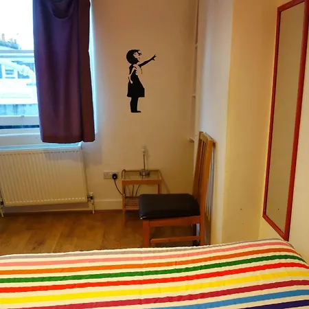 Saint Backpackers * London