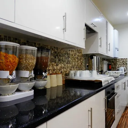 Heathrow Travellers Hub Bed & Breakfast