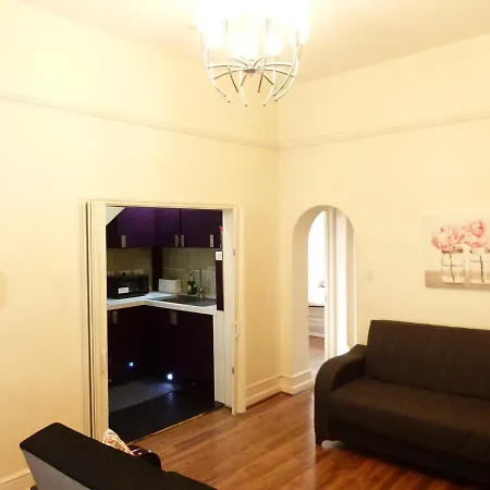 Beautiful Family Barons Court Apartment London