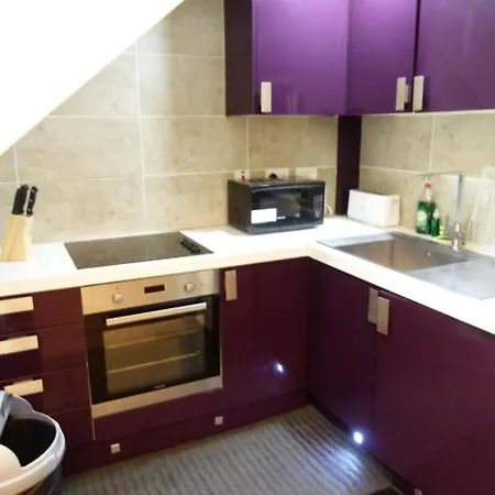 Beautiful Family Barons Court Apartment London