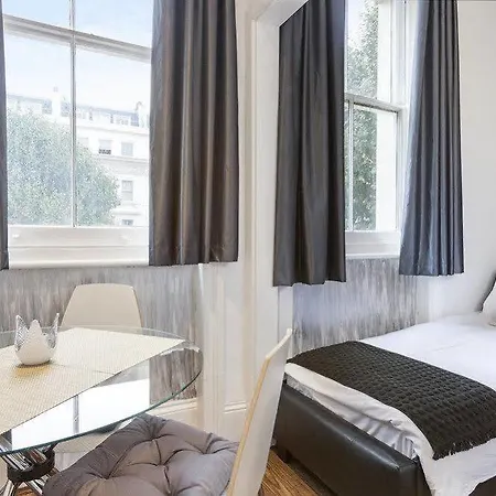 Notting Hill Gate 3*