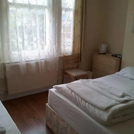 Hotel Queens Drive At Finsbury Park
