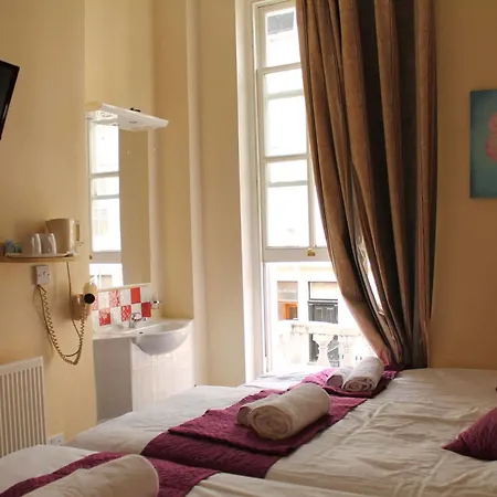 Hotel Oyo Bakers Victoria 3*