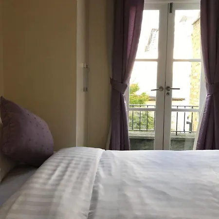 Hotel Oyo Bakers Victoria 3*