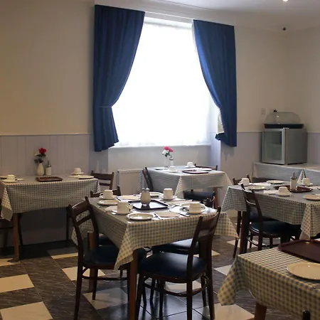 Melbourne House Hotel