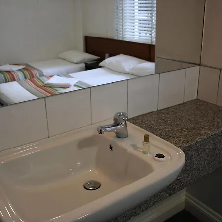 Howard Winchester Hotel 2*