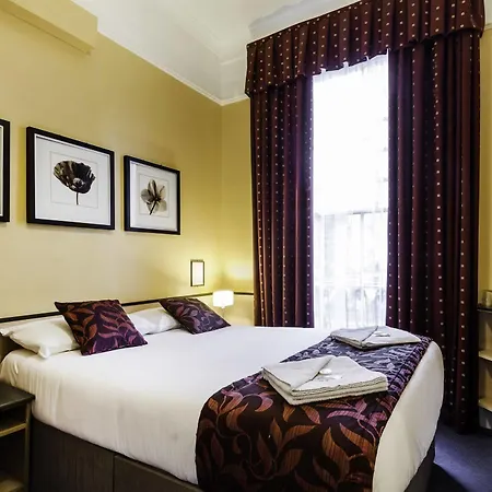 Tudor Court 3*
