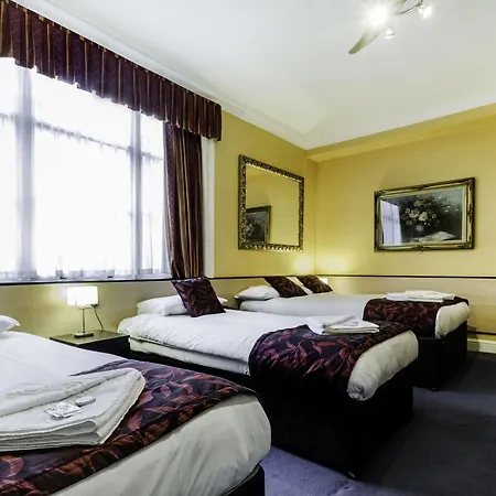 Tudor Court Hotel 3*