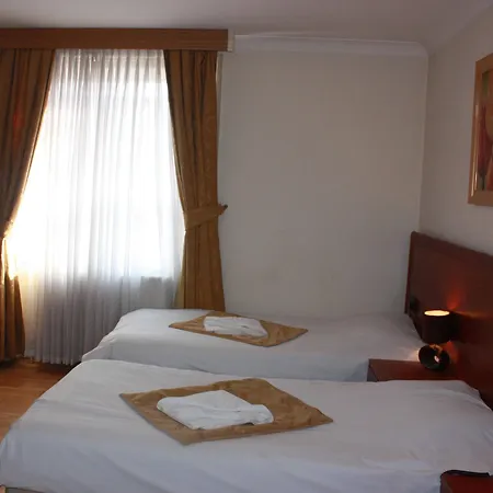 Otel Corner House 3*