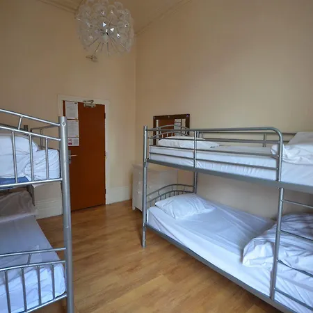 Barkston Earls Court Hostal *
