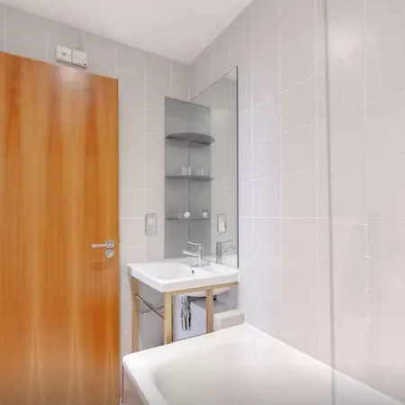 Princes Square Apartment *