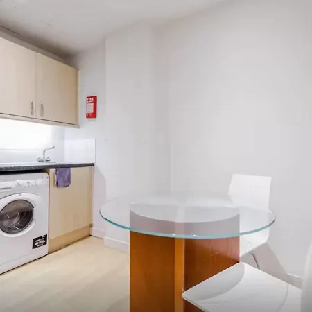 Princes Square Apartment *