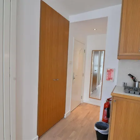 City Gate Kensington Apartment *