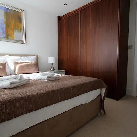 Lincoln Plaza Apartment *