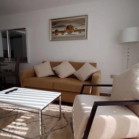 Lincoln Plaza Apartment *