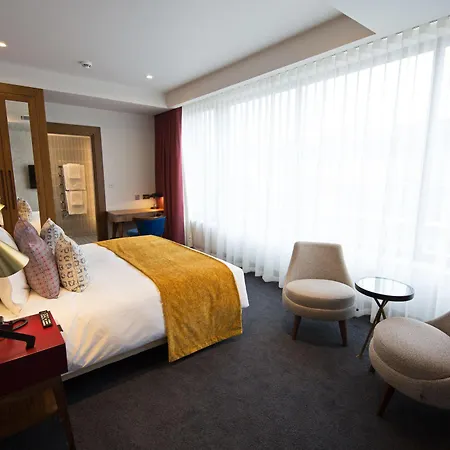 Devonshire Club & Hotel