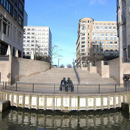 Canary Wharf - Corporate Riverside Apartments