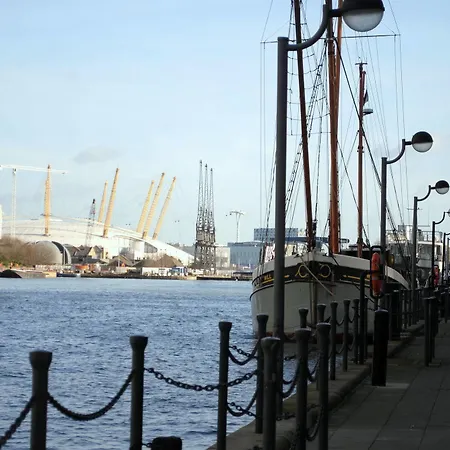 Canary Wharf - Corporate Riverside Apartments *