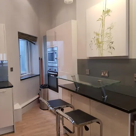 18 Hans Crescent Apartment