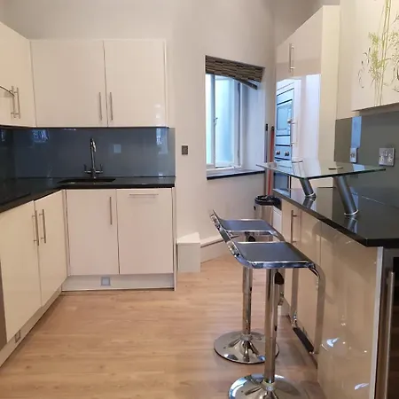 18 Hans Crescent *