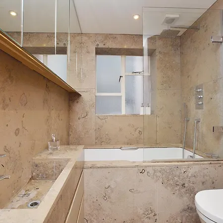 18 Hans Crescent *