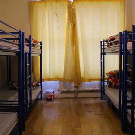 Saint Backpackers Hostel *