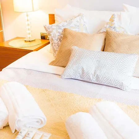 Dockside Walk - Canary Wharf Apartment *