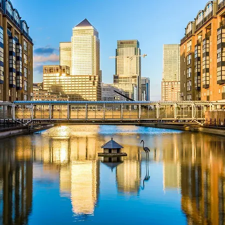Dockside Walk - Canary Wharf *