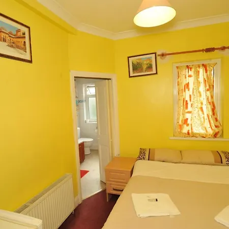 Hotel Acton Town 2*